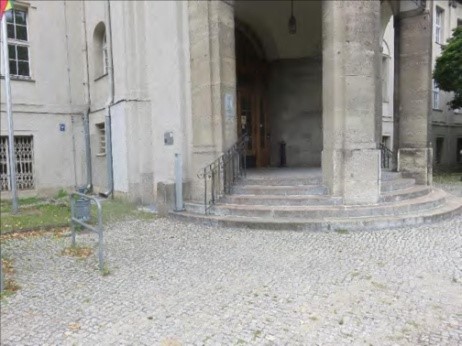 Information, Zuwegung und Beleuchtung zum barrierefreien Zugang zum Rathaus Treptow